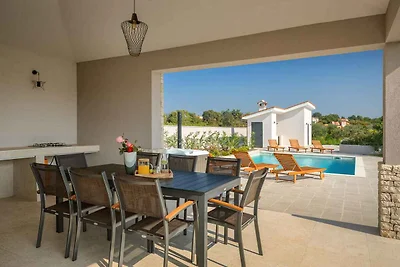 Villa mit Aussenpool und Whirlpool,