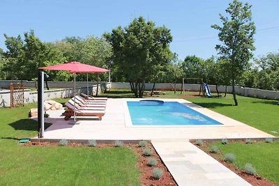 Ferienhaus mit Aussenpool und Grill