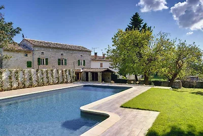 Villa mit Garten und Pool