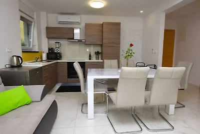 Gemütliche Unterkunft Daisy in Pakoštane mit 