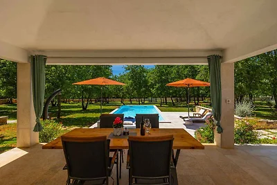 Villa mit Pool und grosszügigem Grundstück