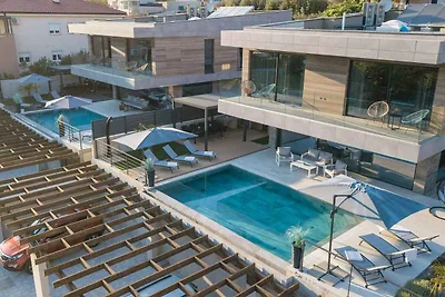 Villa mit Pool und Wellness