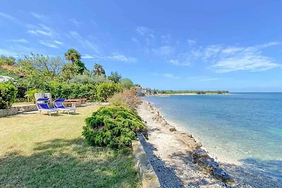 Villa an der Küste direkt am Strand gelegen m