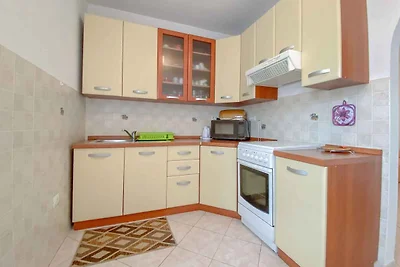 Ferienwohnung mit Terrasse mit Tisch und Stüh