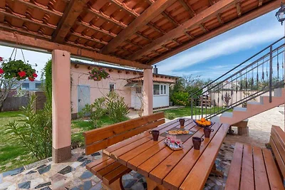 Villa mit Pool und Garten