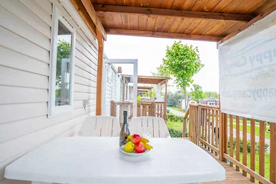 Mobilehome mit Klimaanlage und halb überdacht