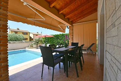 Ferienhaus mit Pool und Klimaanlage