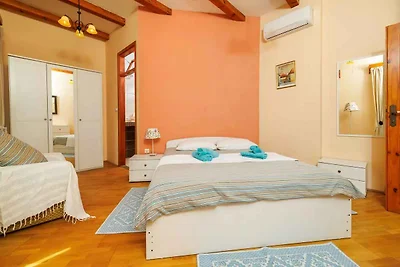 Ferienhaus mit Pool und Klimaanlage