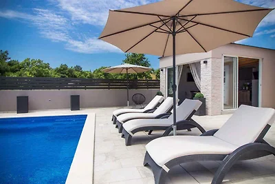 Ferienhaus mit Schwimmbad und Klima