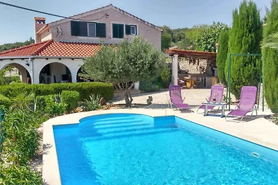 Villa mit Pool und Klimaanlage
