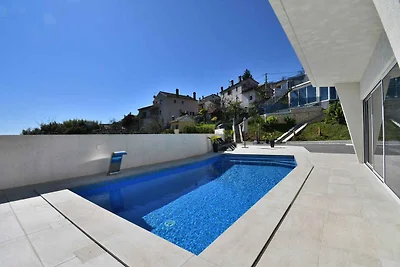 Luxuriöse Unterkunft mit Pool in Matulji