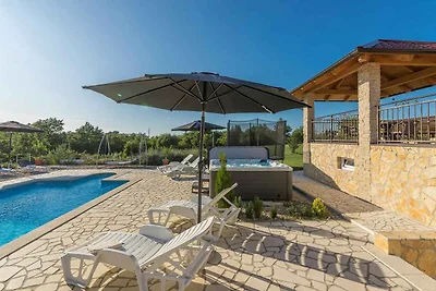 Villa mit Pool und Klimaanlage