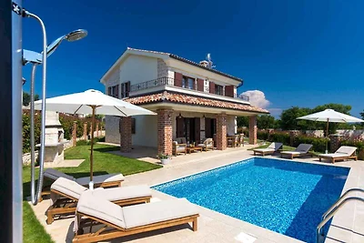 Villa mit Klimaanlage und Aussenpool
