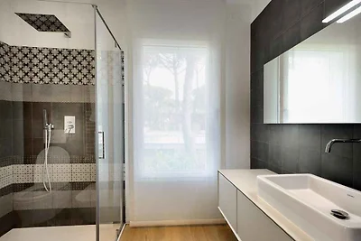 Villa mit Klimaanlage, Dachterrasse und