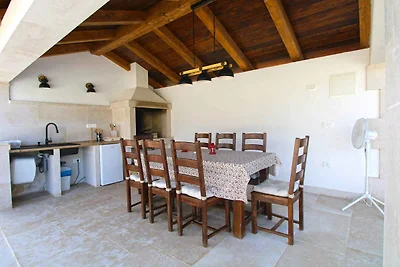 Villa mit Swimmingpool, Kinderspielplatz und