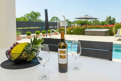 Villa Lucia mit Whirlpool und privatem Pool i