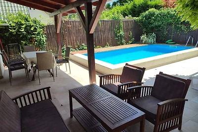 Ferienhaus mit Pool nur 200 m vom Strand