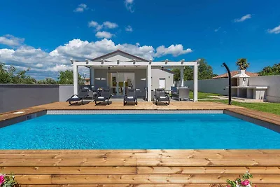 Villa mit Aussenpool