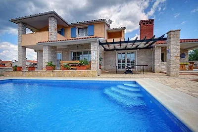 Villa mit Swimmingpool und Sonnenterrasse