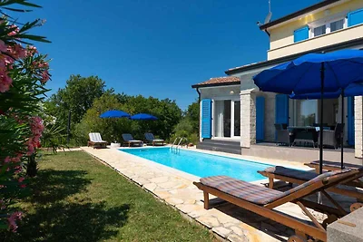 Villa mit Pool und Klimaanlage