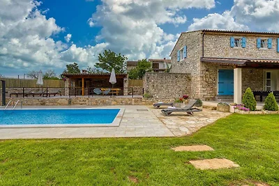 Villa mit Garten und Privatpool