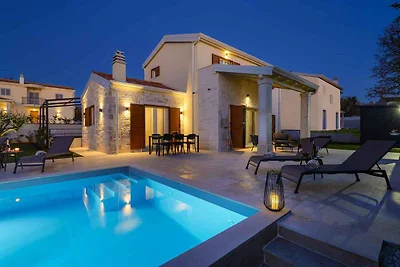 Villa mit Pool und Klimaanlage