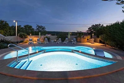 Villa mit Klimaanlage und Aussenpool