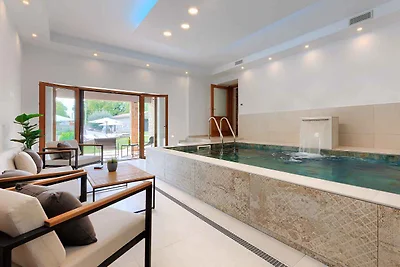 Villa mit Swimmingpool, Sauna und Innenpool