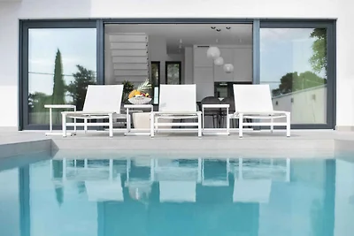 Villa mit Swimmingpool und Meerblick