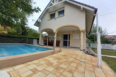 Ferienhaus mit Pool und Gartendusche