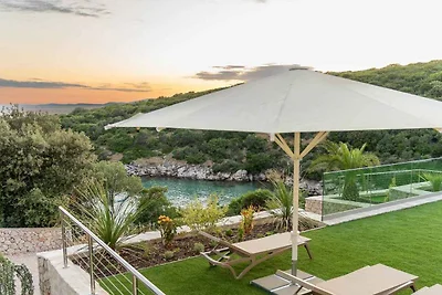 Villa mit Pool und Panoramablick