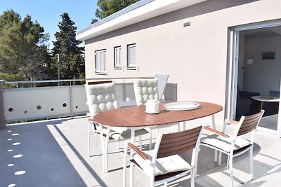 Ferienwohnung mit Klimaanlage und Pool, 200 m