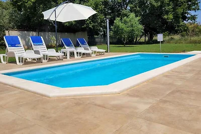 Ferienhaus mit Pool und Garten