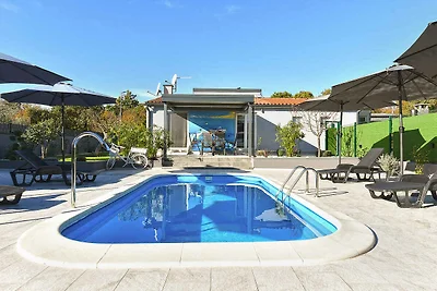 Ferienhaus mit Terrasse und Pool