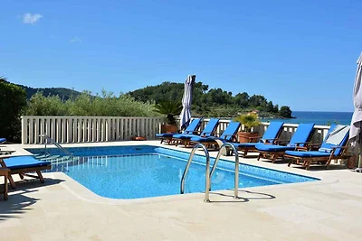 Villa mit Pool und Terrasse