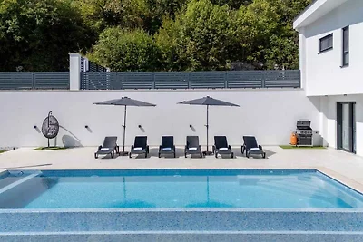 Villa mit Infinity-Pool und Sauna