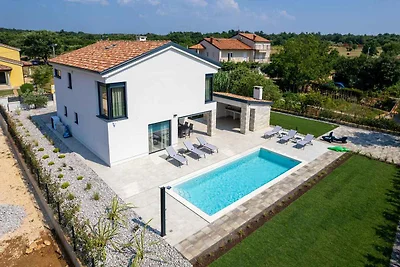 Villa mit Salzwasserpool und Klimaanlage