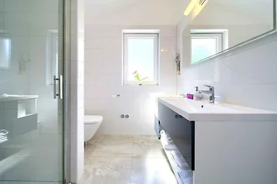 Ferienhaus mit Aussenpool und Terrasse