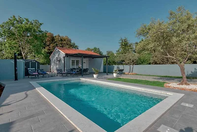 Ferienhaus mit Swimmingpool in Strandnähe