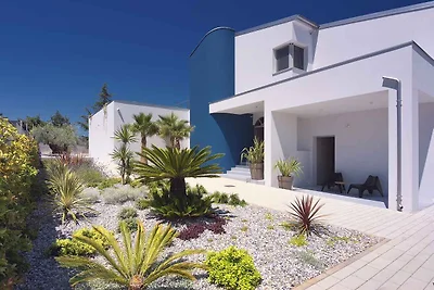 Villa mit Swimmingpool und Meerblick