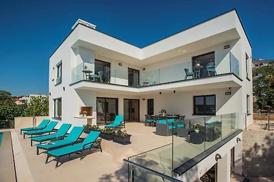 Villa mit Pool und Meerblick