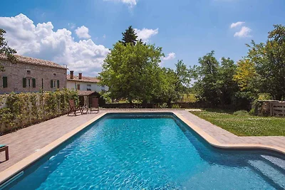 Villa mit Garten und Pool