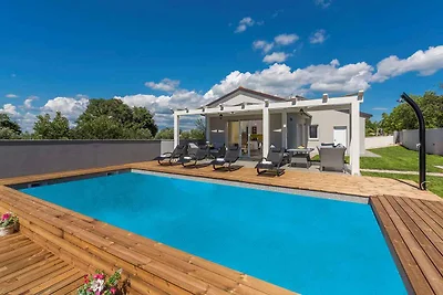 Villa mit Aussenpool