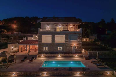 Exklusive Villa am Wasser mit privatem Pool u