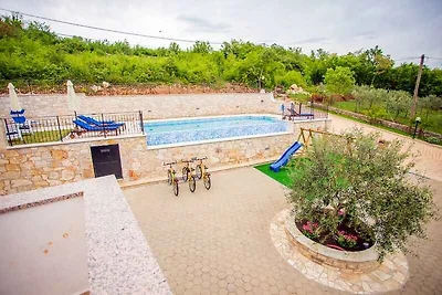 Villa mit Pool und Klimaanlage