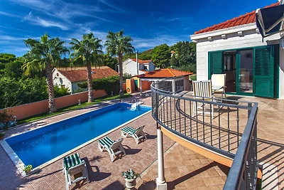 Villa mit Meerblick und Pool