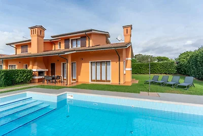 Villa mit Klimaanlage, Garten und Pool