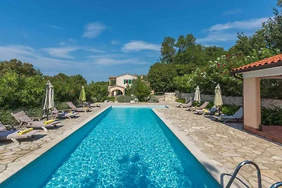 Villa mit Gemeinschaftspool und Garten