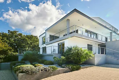 Villa mit Pool und Meerblick