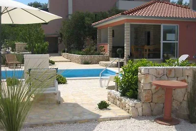 Villa mit Klimaanlage, Terrasse und